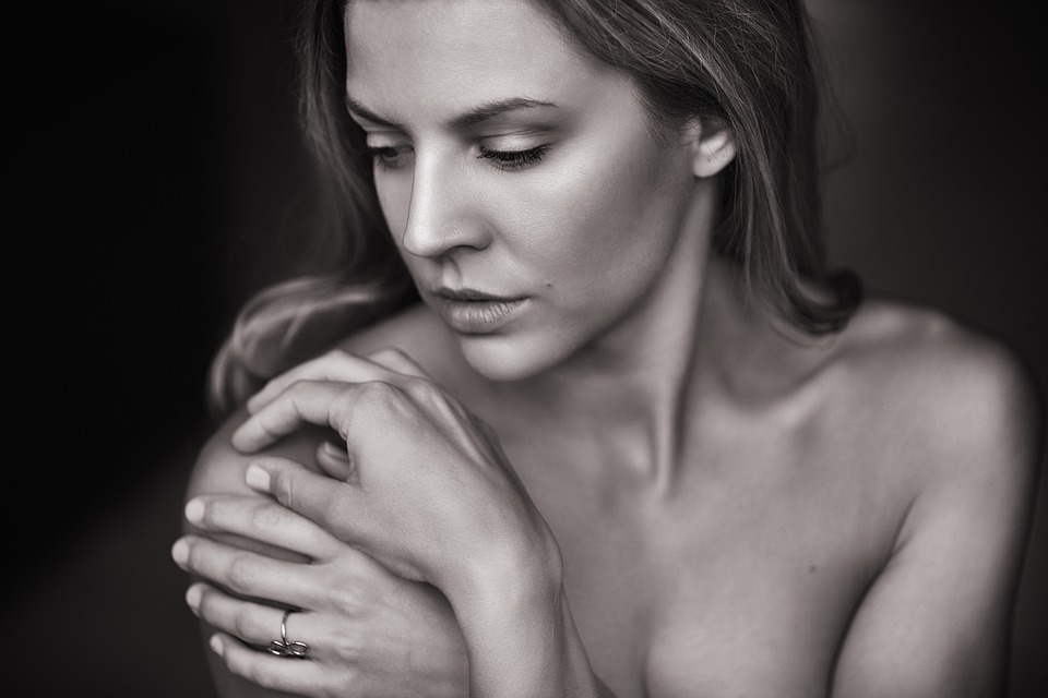 beautiful lady holds shoulder